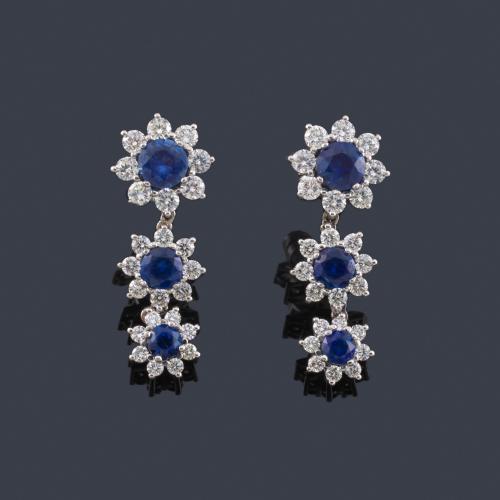 Lote 2361
Pendientes largos con tres rosetones de zafiros de aprox. 2,78 ct en total y orla de brillantes.