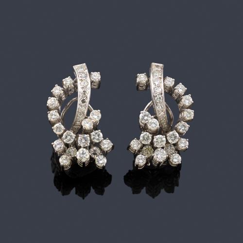  Pendientes cortos con brillantes de aprox. 5,00 ct en total en montura de oro blanco de 18K.