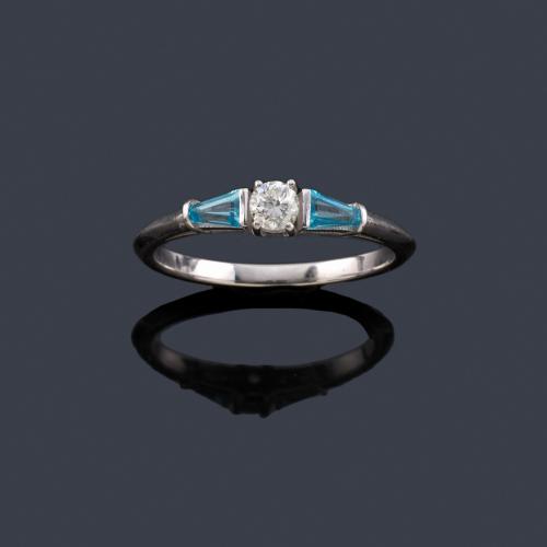Lote 2368
Anillo con brillante de aprox. 0,15 ct con dos aguamarinas talla trapecio.