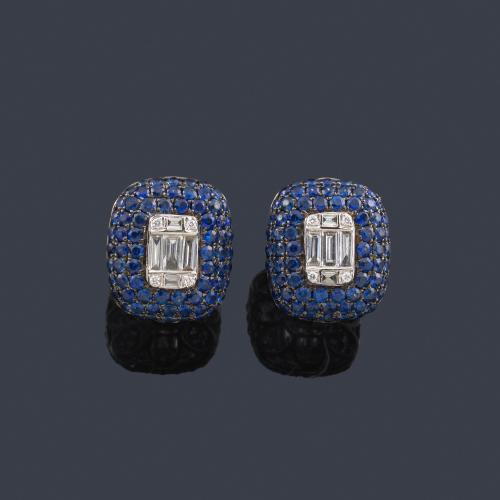 Lote 2370
Pendientes cortos con diamantes talla baguette de aprox. 0,42 ct en total sobre pavé de zafiros pavonados sobre montura de oro blanco de 18K.