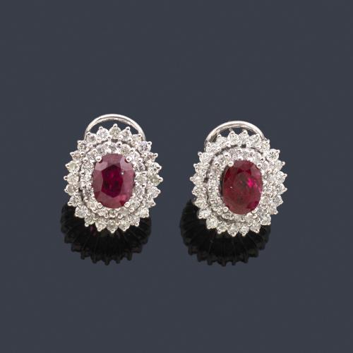 Lote 2371
Pendientes cortos con pareja de rubíes talla oval de aprox. 2,80 ct con doble orla de brillantes de aprox. 1,30 ct en total.