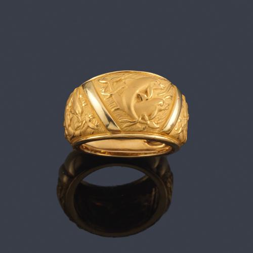 Lote 2372
CARRERA & CARRERA
Anillo con motivo de delfines cincelados en oro amarillo mate y brillo de 18K.