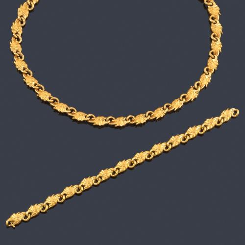 Lote 2374
CARRERA & CARRERA
Collar largo y pulsera con motivos de cabezas de elefante en repetición, realizados en oro amarillo mate y brillo de 18K.
