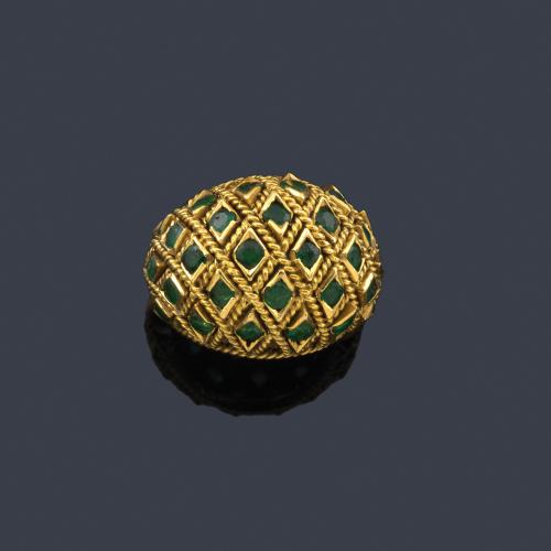  Anillo bombé con cuajado de esmeraldas calibradas en montura de oro amarillo de 18K.