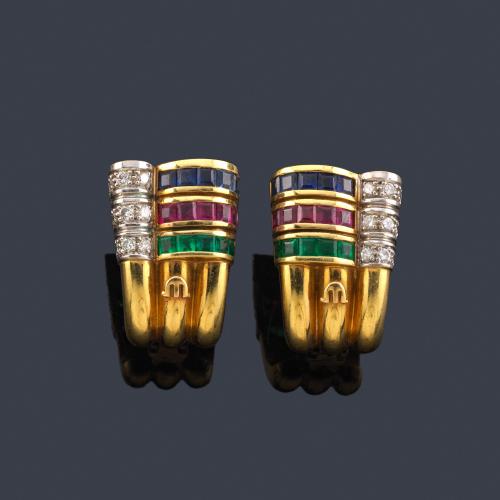 Lote 2379
Pendientes cortos gallonados con brillantes, esmeraldas, rubíes y zafiros