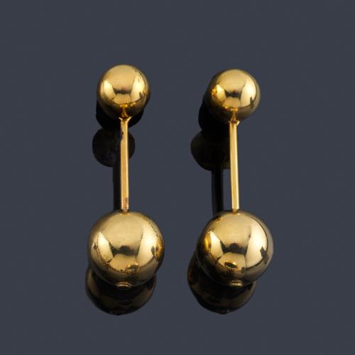  Pendientes largos con remate de bolas en oro amarillo de 18K.