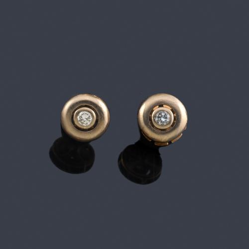  Dormilonas con brillantes en montura de oro amarillo de 18K.