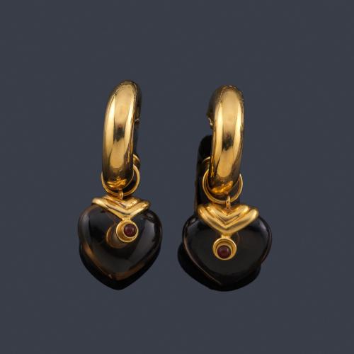  Pendientes tipo criolla con remate de cuarzo ahumado talla corazón con un rubí central.