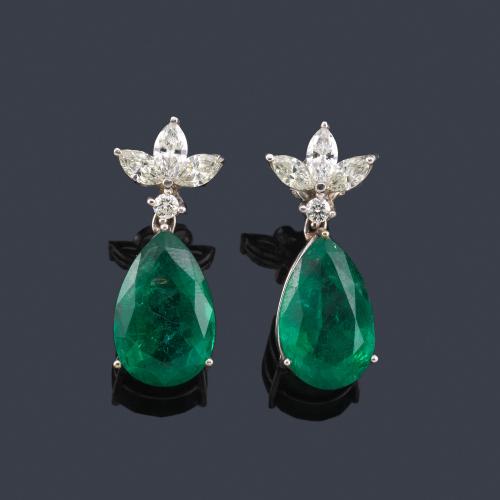 Lote 2390
Pendientes con pareja de esmeraldas talla perilla de aprox. 19,84 ct con copete en la parte superior de diamantes talla marquis y brillante de aprox. 2,12 ct en total.