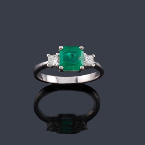 Lote 2391
Anillo con esmeralda central de aprox. 1,10 ct con dos diamantes talla princesa.