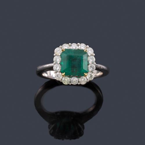 Lote 2392
Anillo con esmeralda central de aprox. 2,42 ct con orla de brillantes de aprox. 0,0,63 ct en total.