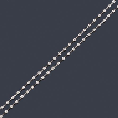 Lote 2393
Collar largo con brillantes de aprox. 7,59 ct en total engastados en chatón.