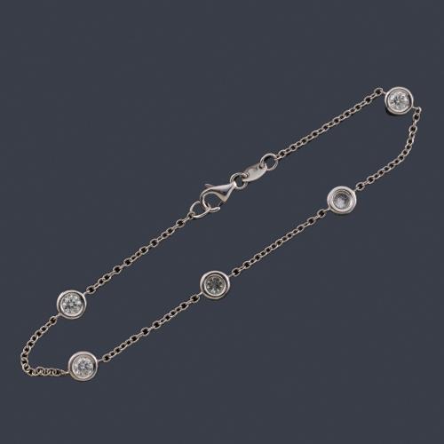 Lote 2395
Pulsera con brillantes de aprox. 0,72 ct en total engastados en chatón, en montura de oro blanco de 18K.