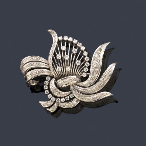 Lote 2396
Broche en forma de ramillete con diamantes talla brillante y sencilla de aprox. 2,30 ct en total. Años '50.