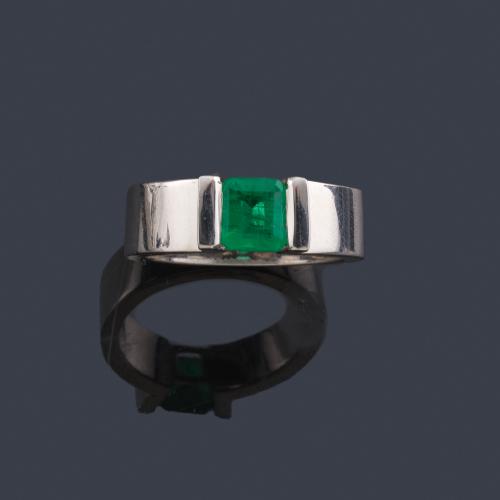  Anillo con esmeralda central de aprox. 1,54 ct en montura de oro blanco de 18K.
