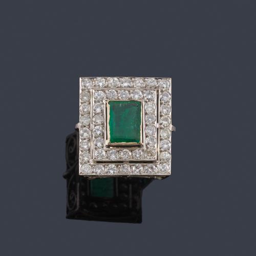  Anillo con esmeralda central de aprox. 1,50 ct con doble orla de brillantes en montura de oro blanco de 18K.