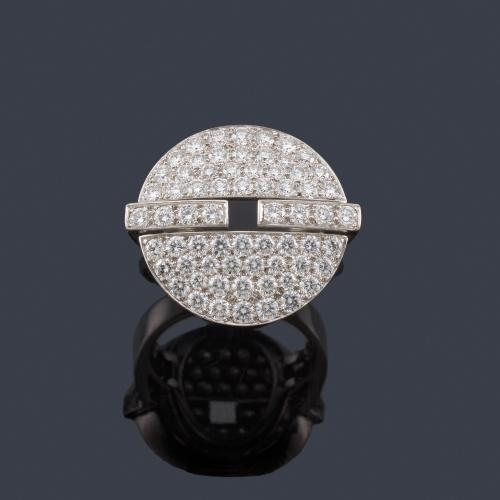 CARTIER
Anillo de la colección 'Himalia' con diseño circular en pavé de brillantes en montura de oro blanco de 18K.