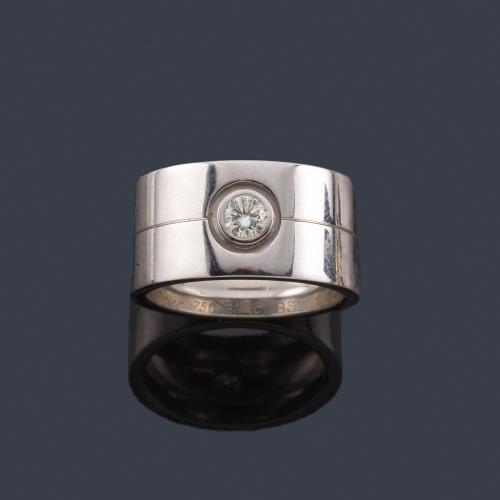 Lote 2402
CARTIER
Anillo de la colección 'LOVE' con un brillante central de aprox. 0,35 ct en montura de oro blanco de 18K.