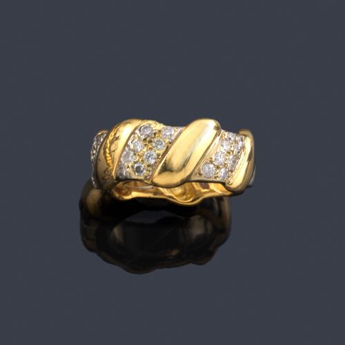 Lote 2409
DAVID WEBB
Anillo con bandas en pavé de brillantes en montura de oro blanco y amarillo de 18K.