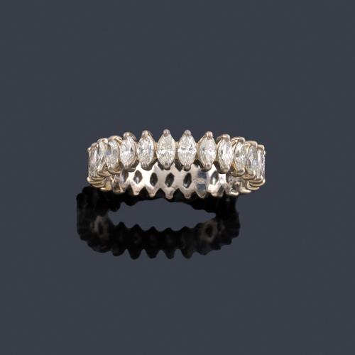  Alianza completa de diamantes talla marquís de aprox. 1,30 ct en total.