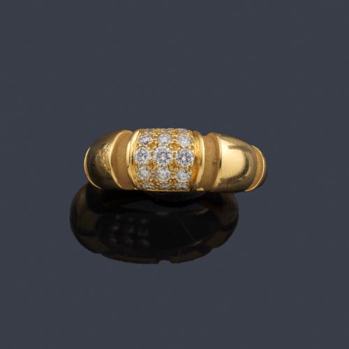 Lote 2411
MAUBOUSSIN, Paris
Anillo con motivo central en pavé de brillantes en montura de oro amarillo de 18K.