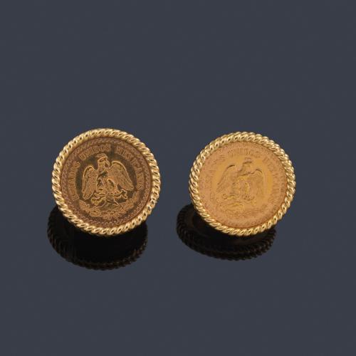  Pendientes cortos realizados con monedas de dos pesos y medio mexicanos, en montura de oro amarillo de 18K.