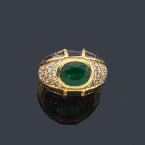  Anillo con esmeralda talla oval de aprox. 2,00 ct con pavé de brillantes y zafiros calibrados.