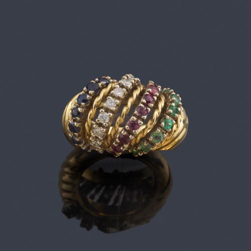  Anillo con bandas de esmeraldas, rubíes, zafiros y brillantes en montura gallonada de oro amarillo de 14K.