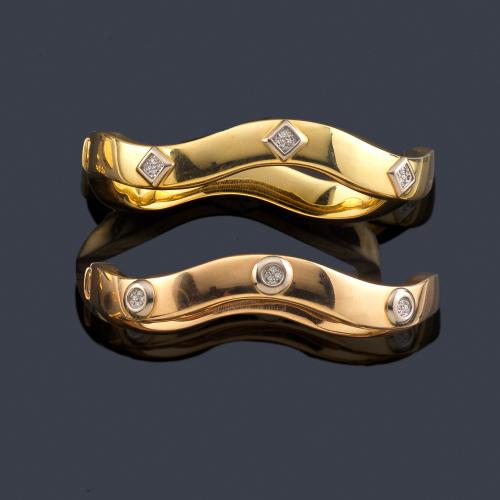  Dos pulseras rígidas con motivos de brillantes y diseño ondulados en oro rosa y amarillo de 18K.