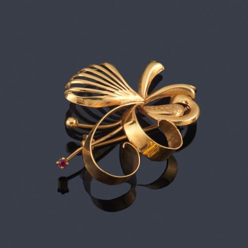 Broche floral con un rubí en oro amarillo de 18K.