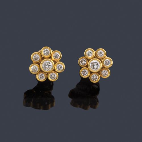  Pendientes cortos con diseño de rosetón con brillantes de aparox. 0,90 ct en total.