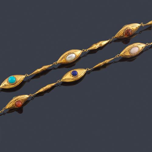 Lote 2443
Collar largo años '70 con piedras duras y gemas duras en piezas de oro amarillo de 18K.