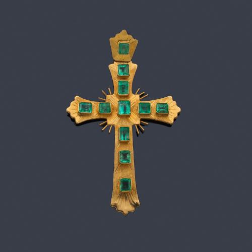  Cruz de esmeraldas en montura de oro amarillo de 18K.