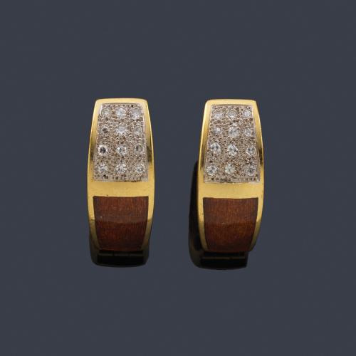 Lote 2447
Pendientes tipo criolla con esmalte y pavé de brillantes en montura de oro amarillo de 18K.