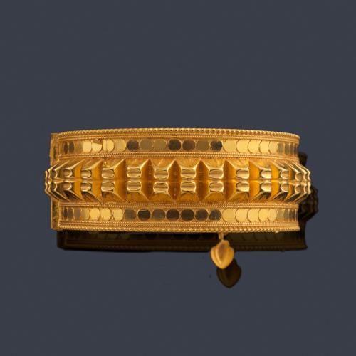  Brazalete con motivos geométricos en montura de oro amarillo de 21K.