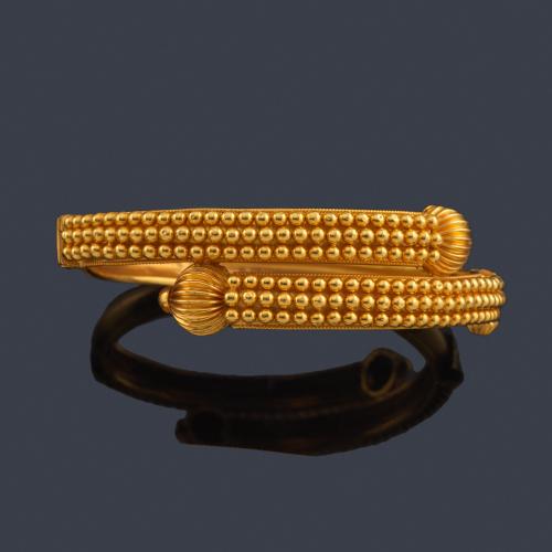  Pulsera con decoración esférica y doble remate gallonado en oro amarillo de 22K.