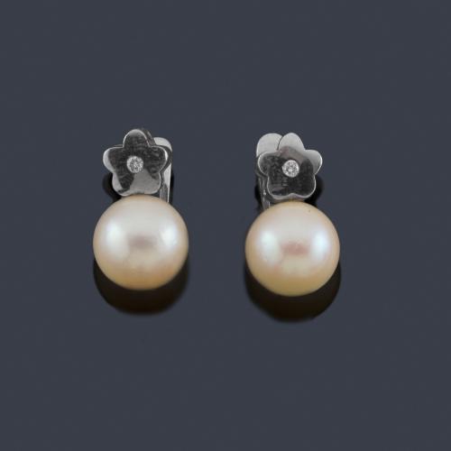  Pendientes con pareja de perlas de aprox. 8,44 y 8,38 mm con motivo superior en forma de flor con brillantito.