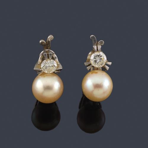  Pendientes cortos 'tu y yo' con pareja de perlas de aprox. 9,90 mm y 9,74 mm con brillantes de aprox. 0,90 ct en total.