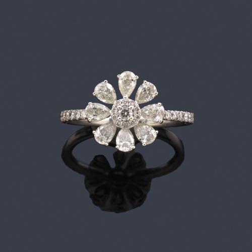 Lote 2456
Anillo con motivo floral con diamantes talla brillante y perilla de aprox. 1,19 ct en total.
