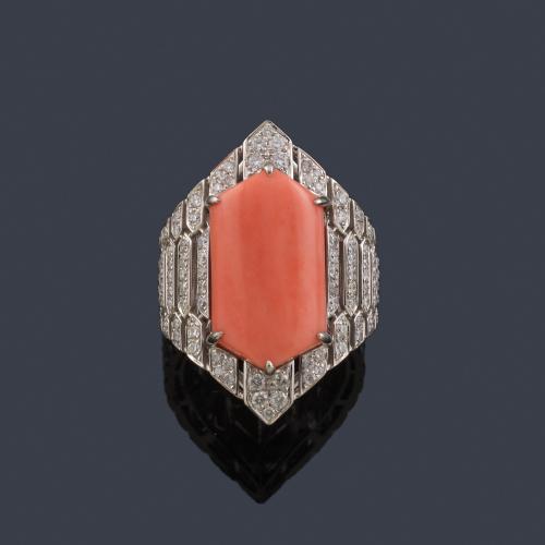 Lote 2460
Anillo con pieza de coral pulida con bandas de brillantes de aprox. 0,97 ct en ambos lados.
