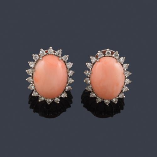  Pendientes cortos con pareja de coral talla cabujón 'piel de ángel' con orla de brillantes de aprox. 0,72 ct en total.