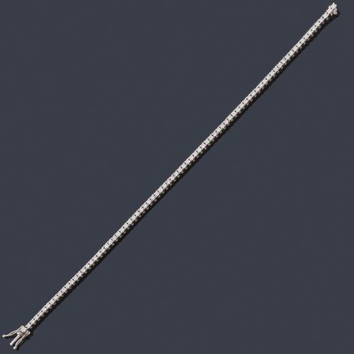 Pulsera rivière con brillantes de aprox. 1,95 ct en total en montura de oro blanco de 18K. Con certificado.