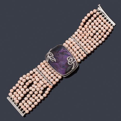  Pulsera ancha con ocho hilos de cuentas esféricas de coral rosa con pasadores con brillantes de aprox. 1,70 ct en total, con sodalita central decorada con motivos florales.