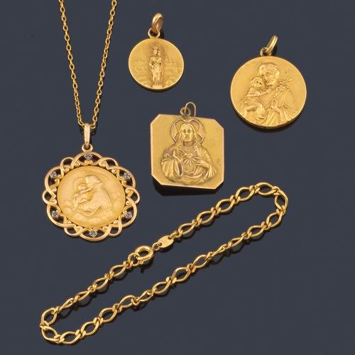  Lote compuesto por cuatro medallas devocionales, una pulsera y cadena en oro amarillo de 18K.