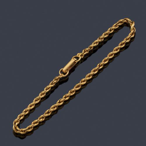  Pulsera con diseño de cordón en oro amarillo de 18K.