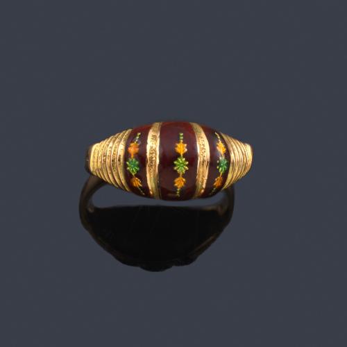  Anillo con frente en esmalte realizado en oro amarillo de 18K.