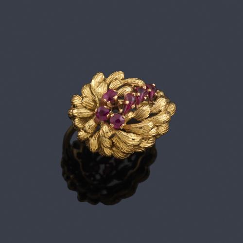  Anillo retro años '40 con motivo central de rubíes en cascada con diseño de hojas en oro amarillo de 18K.