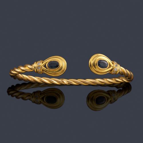  Pulsera rígida con diseño entorchado, rematado con dos zafiros talla oval.