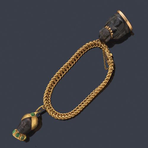  Pulsera con eslabones en forma de media luna con un colgante 'Moretto' enriquecido con turquesas y un buda realizado en gema dura.