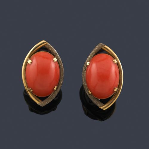  Pendientes cortos con pareja de piezas de coral en cabujón sobre montura con diseño ojival en oro blanco y amarillo de 18K.